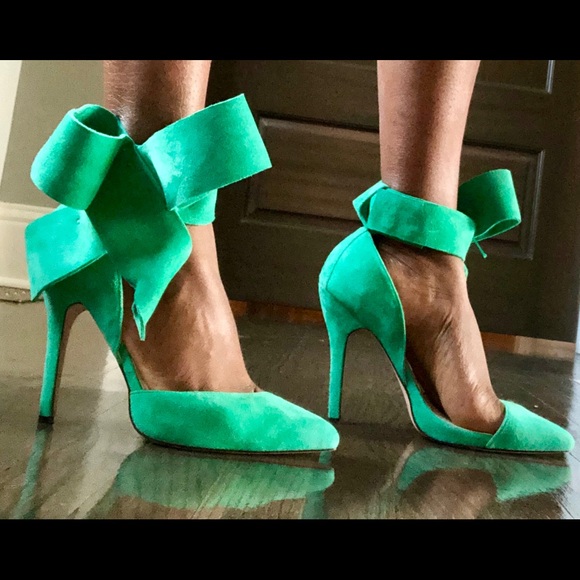 Green Suede bow pumps by Aminah Abdul Jillil - Picture 2 of 3